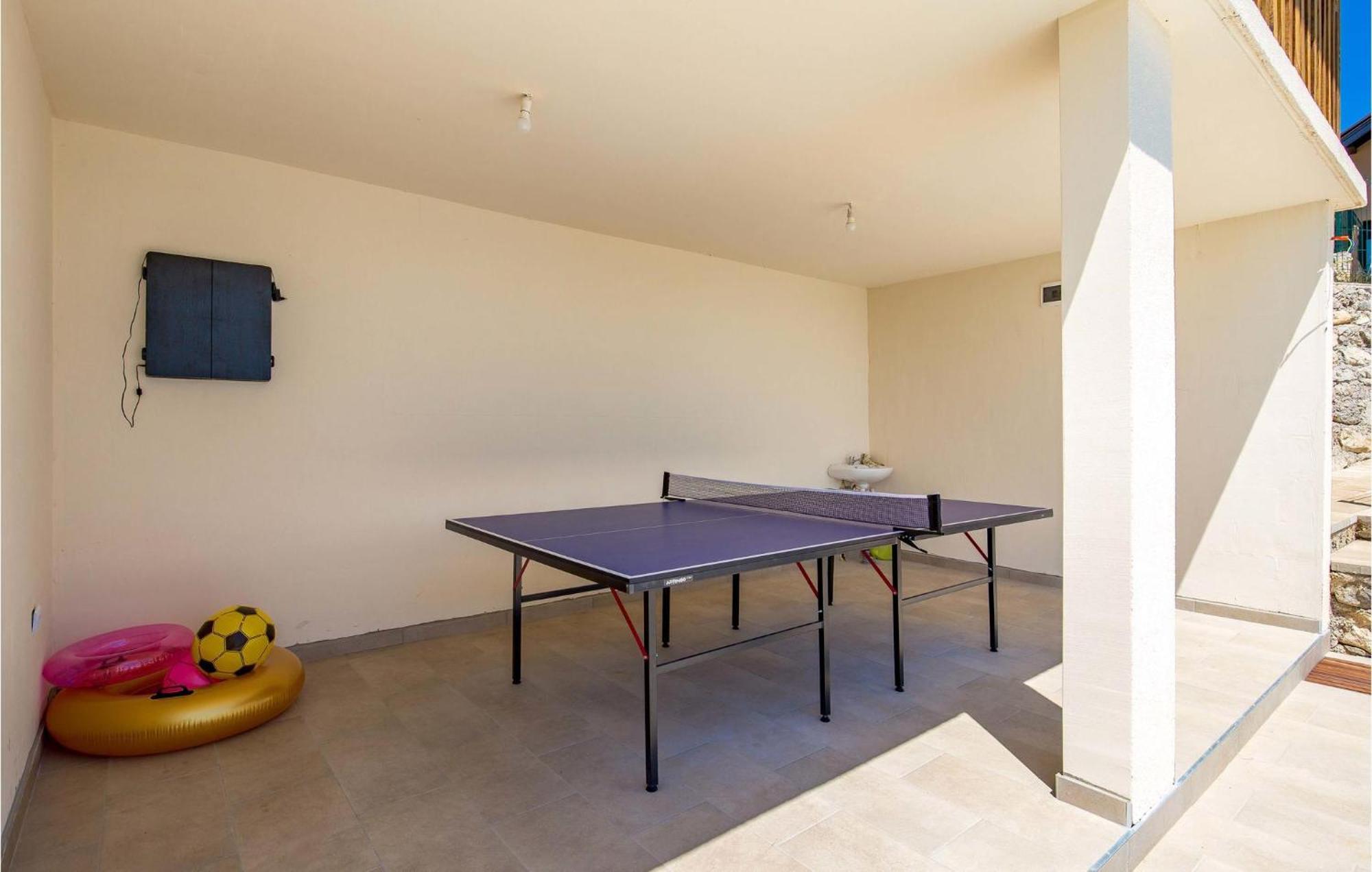 1 Bedroom Beautiful Apartment In Rakovica Exterior foto